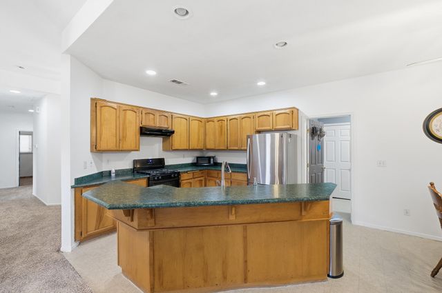 1692 Maple Court, Tulare, CA 93274