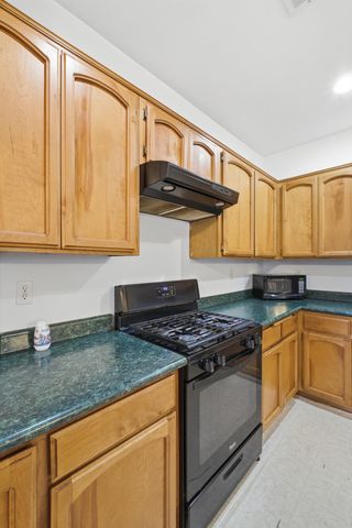 1692 Maple Court, Tulare, CA 93274