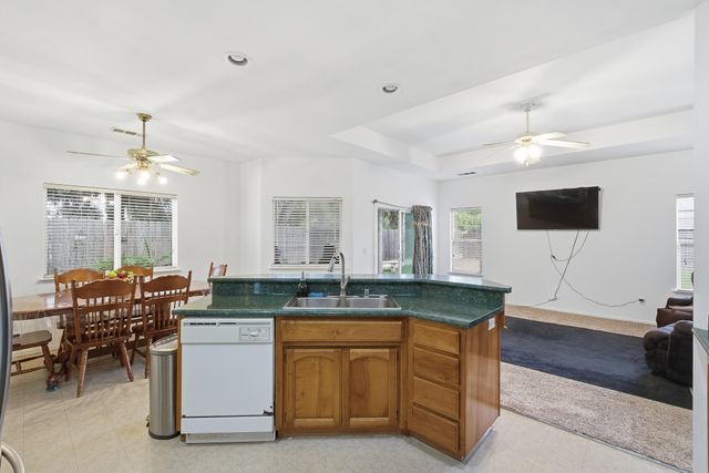 1692 Maple Court, Tulare, CA 93274