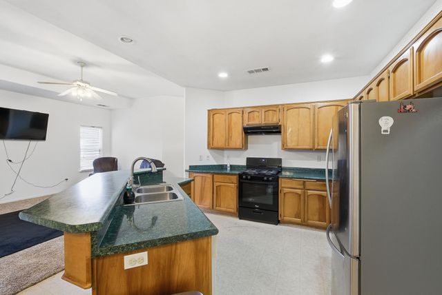 1692 Maple Court, Tulare, CA 93274