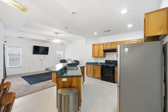 1692 Maple Court, Tulare, CA 93274