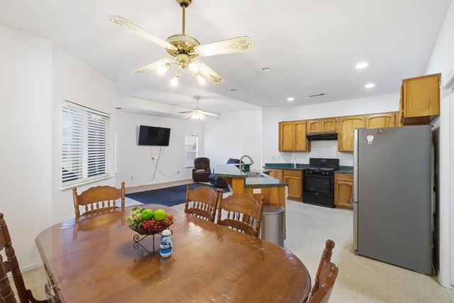 1692 Maple Court, Tulare, CA 93274