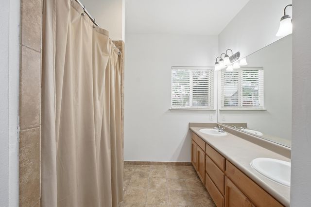 1692 Maple Court, Tulare, CA 93274