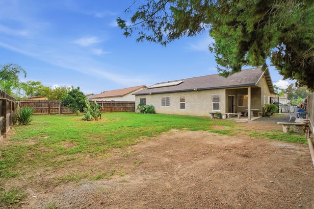 1692 Maple Court, Tulare, CA 93274