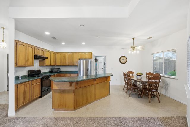 1692 Maple Court, Tulare, CA 93274