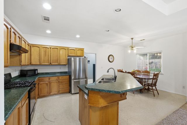 1692 Maple Court, Tulare, CA 93274