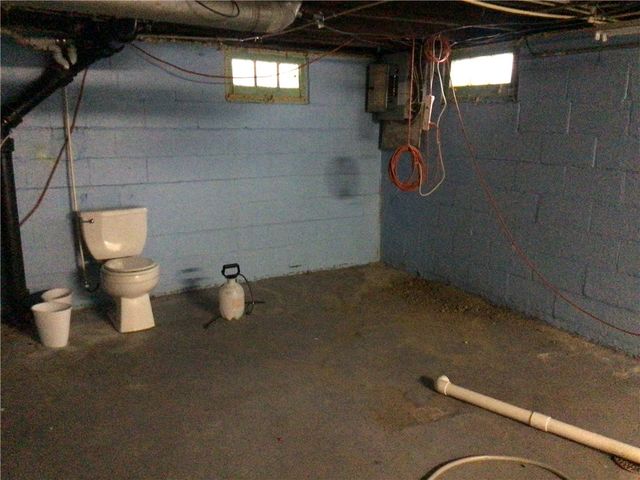 1953 Shadyside Dr, Hermitage, PA 16148