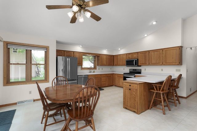 706 Woodbridge TRAIL, Watertown, WI 53094