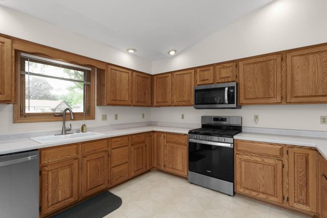 706 Woodbridge TRAIL, Watertown, WI 53094