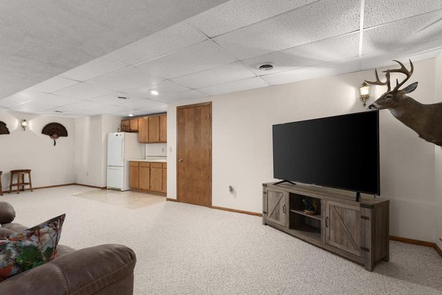 706 Woodbridge TRAIL, Watertown, WI 53094