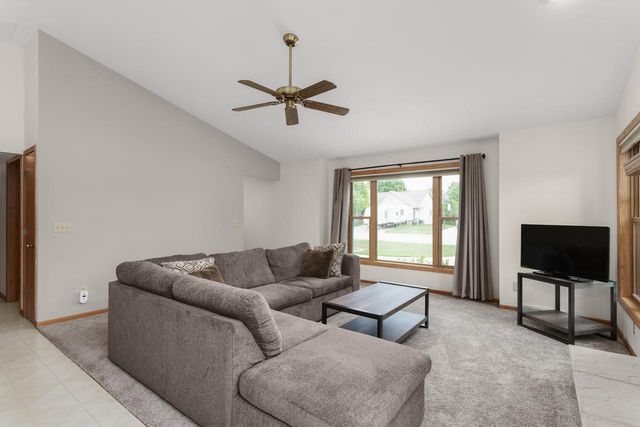 706 Woodbridge TRAIL, Watertown, WI 53094