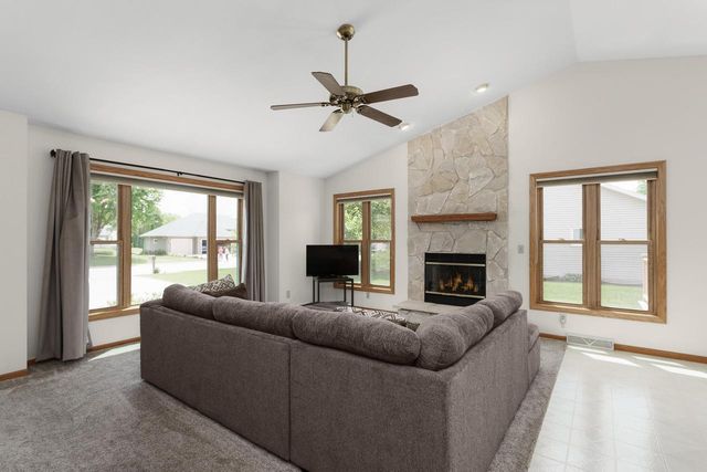 706 Woodbridge TRAIL, Watertown, WI 53094