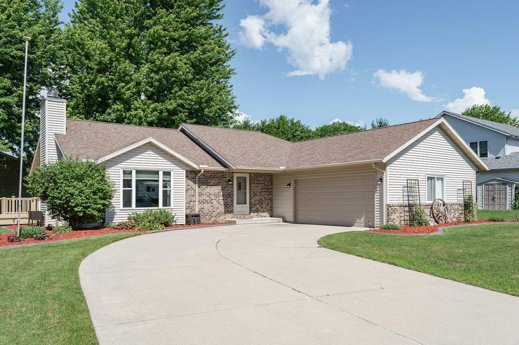 706 Woodbridge TRAIL, Watertown, WI 53094