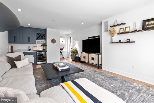 1939 CHRISTIAN ST, Philadelphia, PA 19146