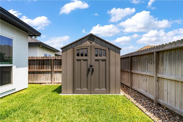7825 Hulk Dr, Corpus Christi, TX 78414