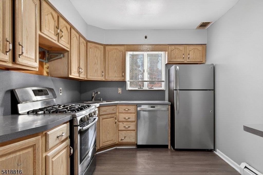 Image 13 of property listing at 569 Scotland Rd, Union Twp., NJ 07083