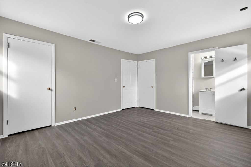 Image 15 of property listing at 569 Scotland Rd, Union Twp., NJ 07083