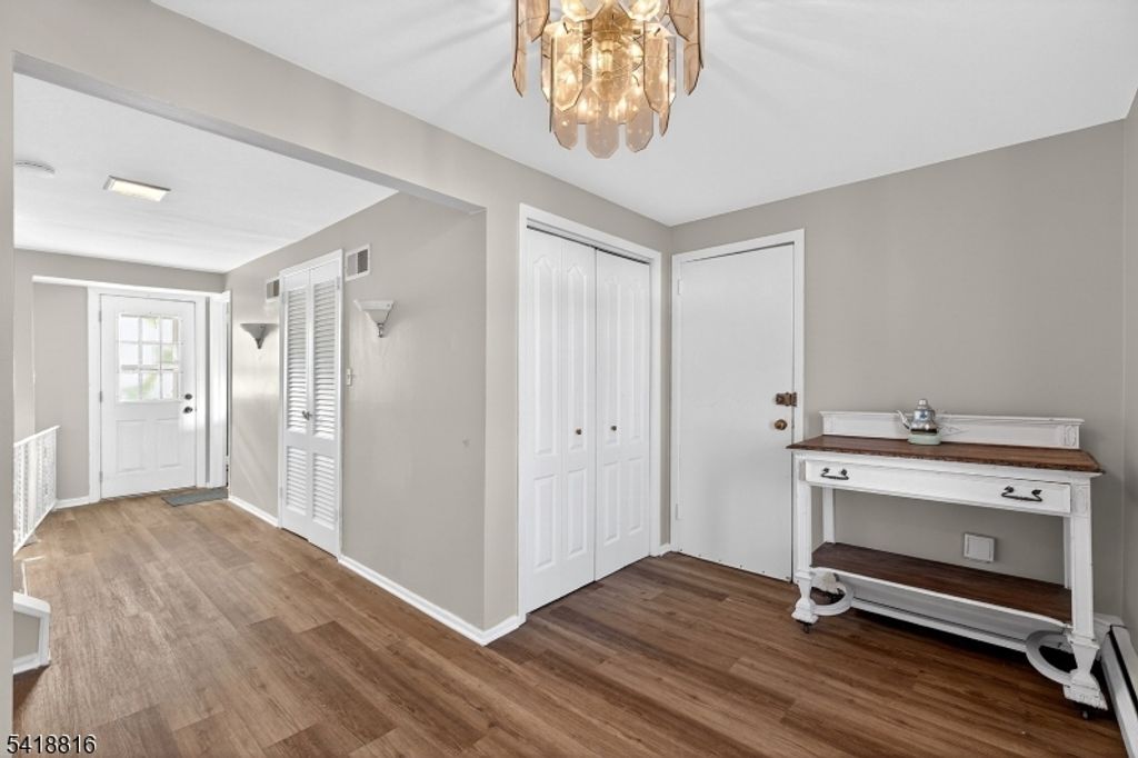 Image 9 of property listing at 569 Scotland Rd, Union Twp., NJ 07083