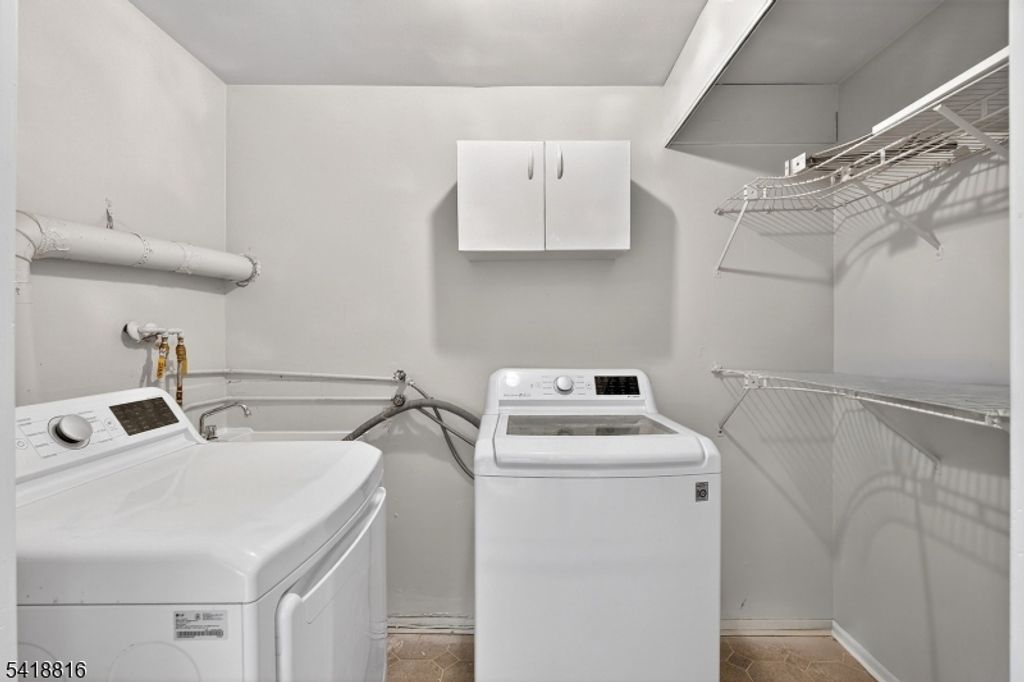 Image 10 of property listing at 569 Scotland Rd, Union Twp., NJ 07083