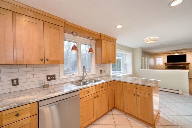 16 Stacey Way, Weymouth, MA 02190