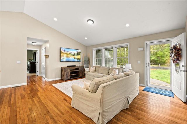 1 Doctor Braley Road, Rochester, MA 02770