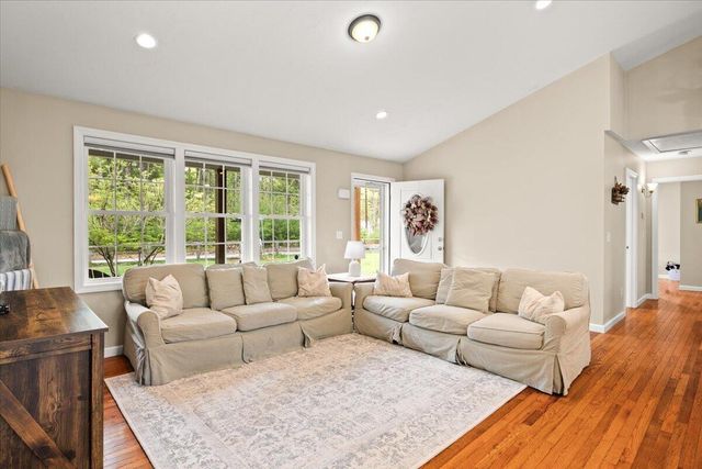 1 Doctor Braley Road, Rochester, MA 02770