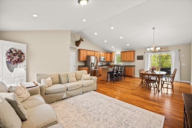 1 Doctor Braley Road, Rochester, MA 02770