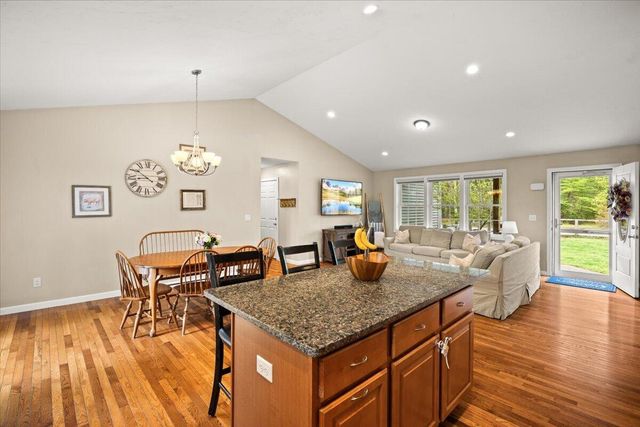 1 Doctor Braley Road, Rochester, MA 02770