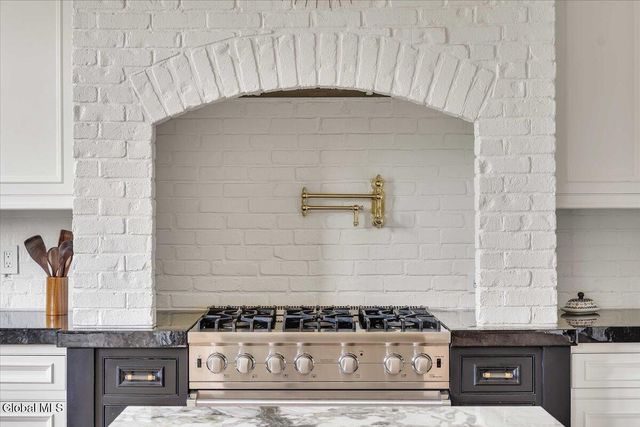 217 Brittany Place, Niskayuna, NY 12309