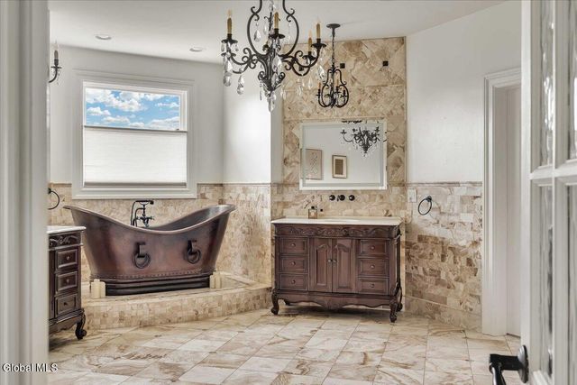 217 Brittany Place, Niskayuna, NY 12309