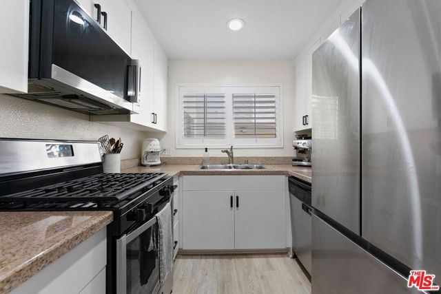 5515 Canoga Avenue 220, Woodland Hills, CA 91367