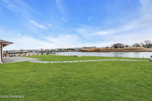 22 Crescent Drive, Brielle, NJ 08730