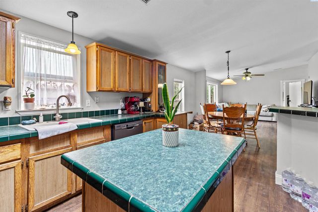 65115 N 56th Pr Ne, Benton City, WA 99320