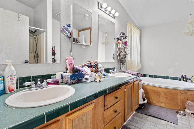 65115 N 56th Pr Ne, Benton City, WA 99320