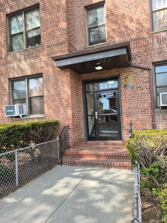 745 E 231st Street 3F, Bronx, NY 10466