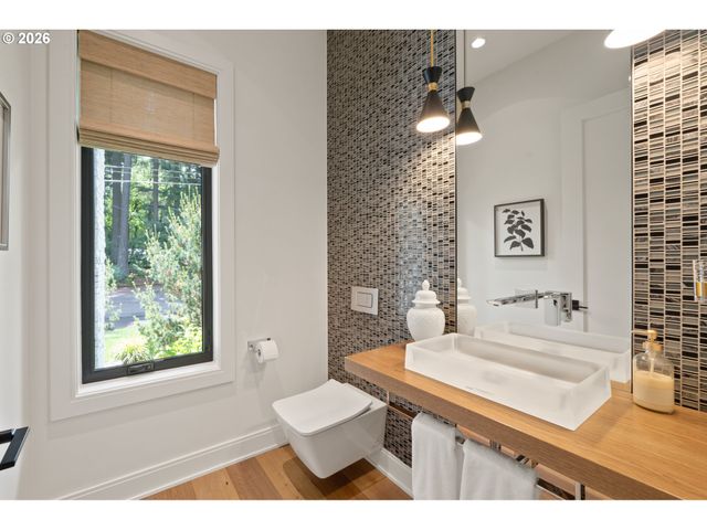 1289 CHANDLER Rd, Lake Oswego, OR 97034