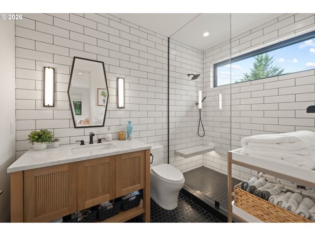 1289 CHANDLER Rd, Lake Oswego, OR 97034