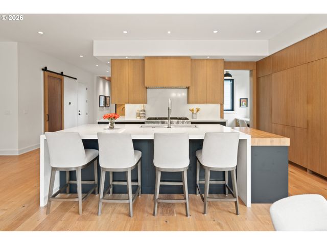 1289 CHANDLER Rd, Lake Oswego, OR 97034