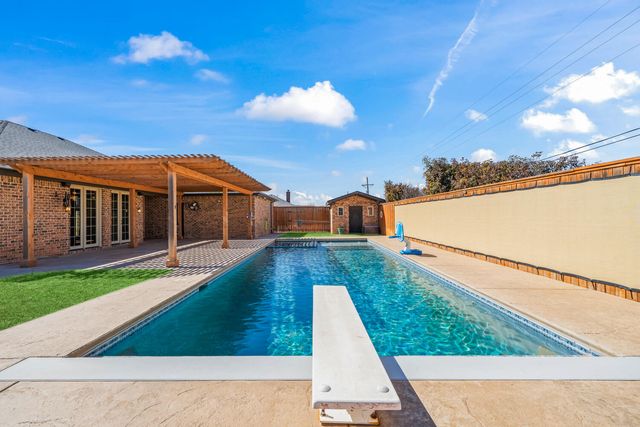 1405 11th Place, Shallowater, TX 79363