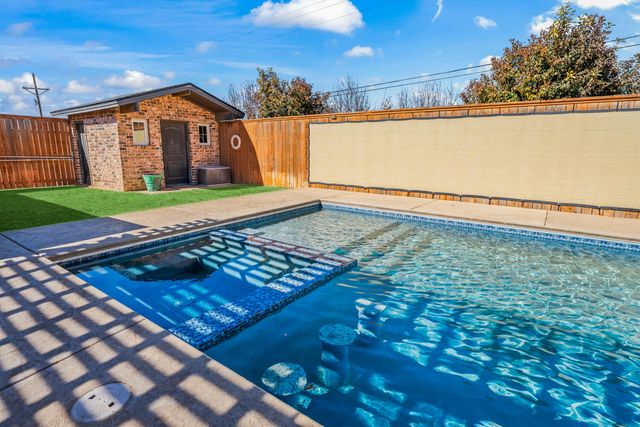 1405 11th Place, Shallowater, TX 79363