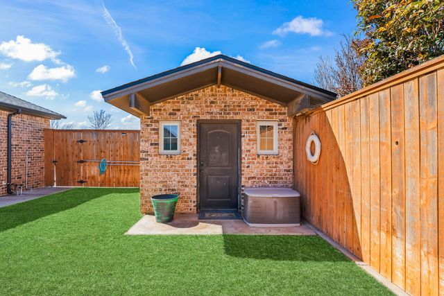 1405 11th Place, Shallowater, TX 79363