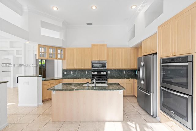 16053 Villa Vizcaya Pl, Delray Beach, FL 33446