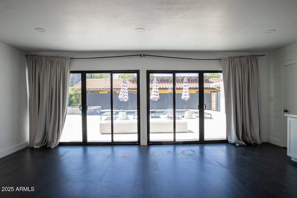 Image 10 of property listing at 5323 N 6TH Street, Phoenix, AZ 85012