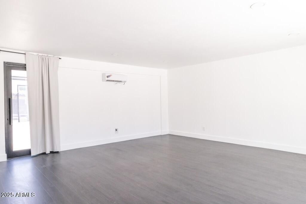 Image 12 of property listing at 5323 N 6TH Street, Phoenix, AZ 85012