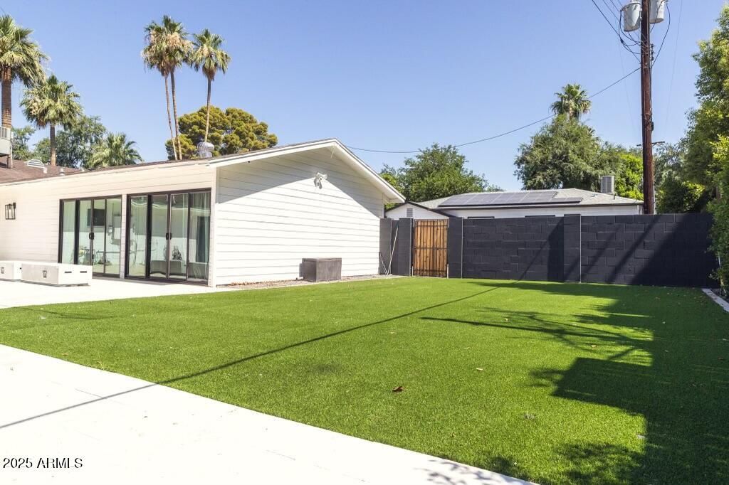 Image 3 of property listing at 5323 N 6TH Street, Phoenix, AZ 85012