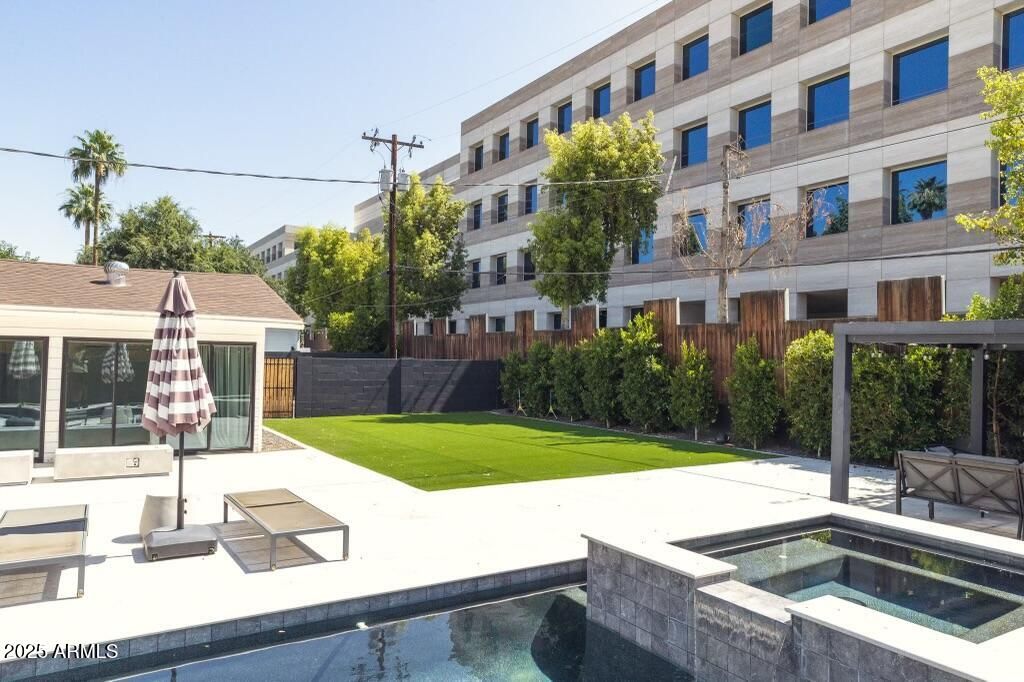 Image 6 of property listing at 5323 N 6TH Street, Phoenix, AZ 85012