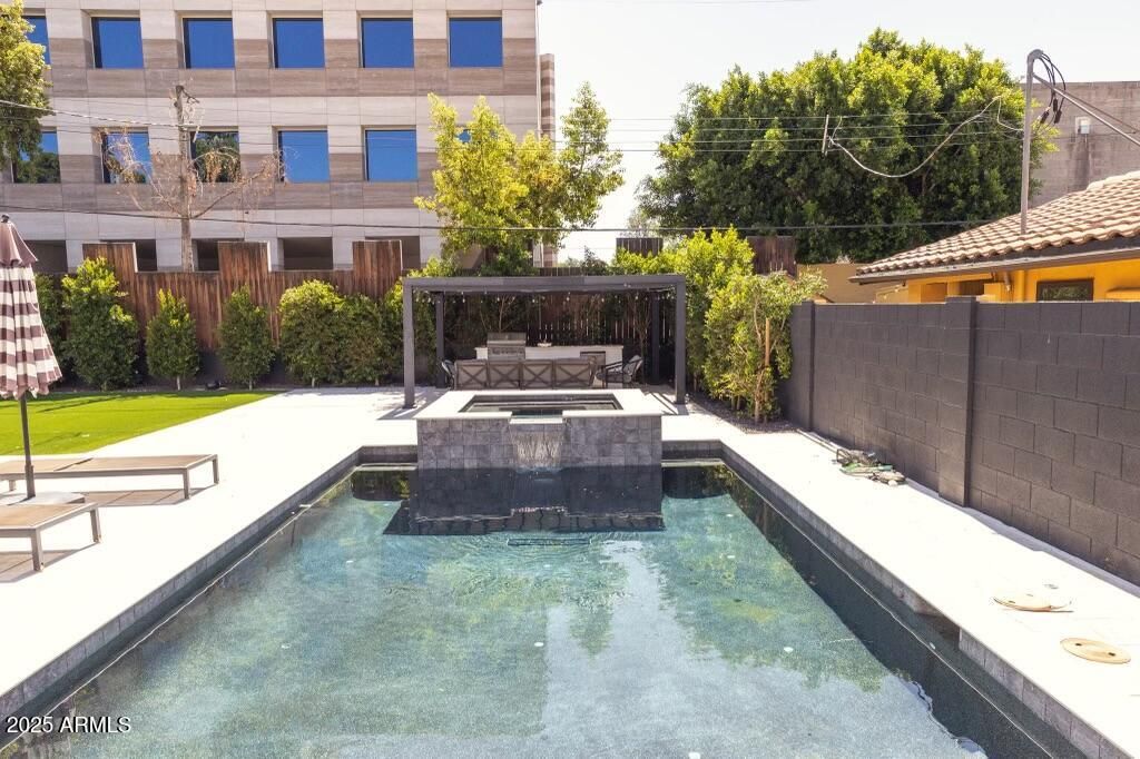 Image 7 of property listing at 5323 N 6TH Street, Phoenix, AZ 85012