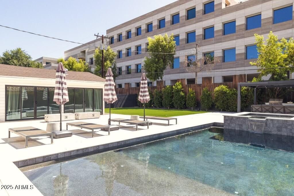 Image 8 of property listing at 5323 N 6TH Street, Phoenix, AZ 85012