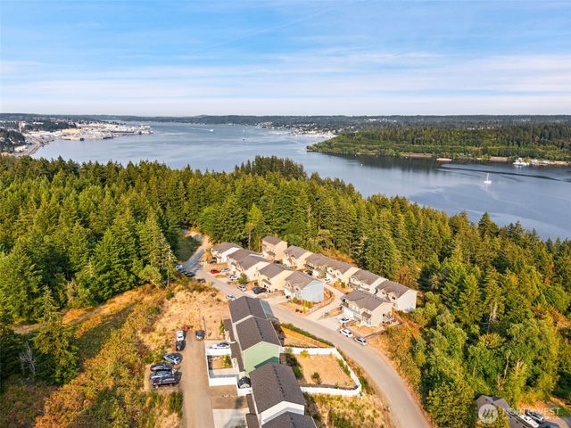 2416 W Echo bay Dr, Bremerton, WA 98312