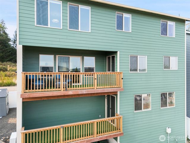 2416 W Echo bay Dr, Bremerton, WA 98312